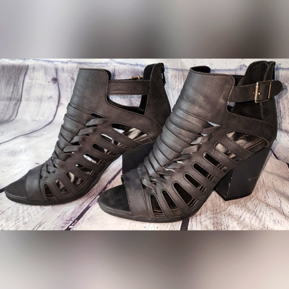 Maurices Chloe black ankle boots, zipper in back, size 9